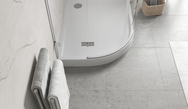 Асиметричен полукръгъл поддушник за баня