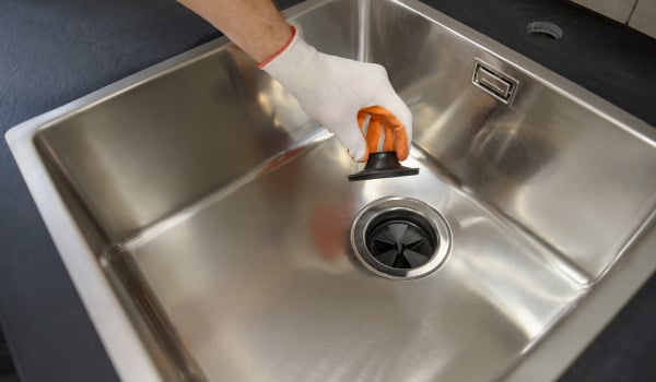 Jak zamontować automatyczny korek do umywalki?